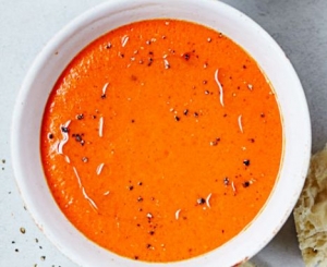 Zupa ze świeżych ogórków z pomidorami i ziarnem konopi